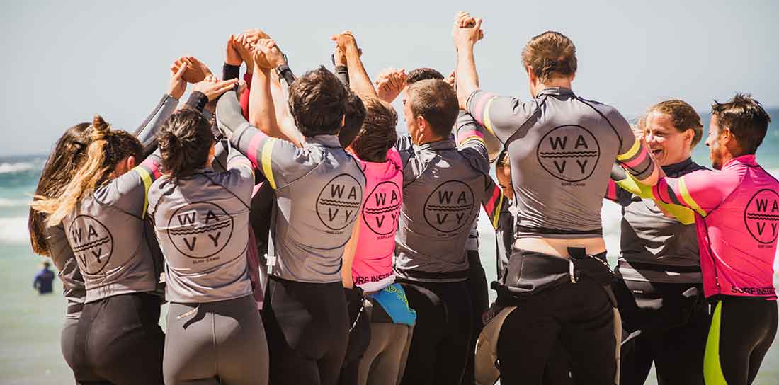 Aprende a surfear en Wavy Surf Camp