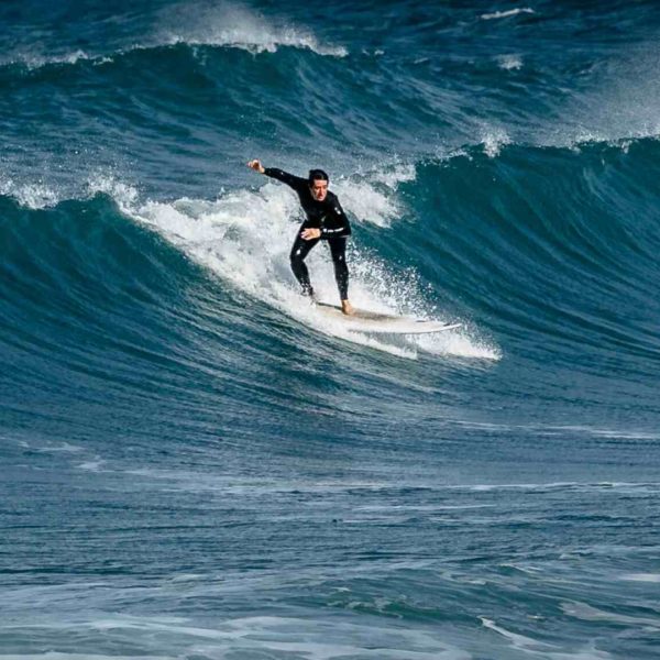 Surfea seguro en tiempos de covid 19 SurfCamp Portugal Algarve surfer boy